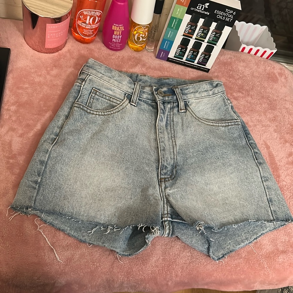Jean shorts 
Size small 
Brand J. GALT